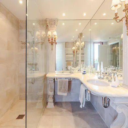Stylish Retreat Near Historic Center *