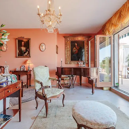 Apartment Stylish Retreat Near Historic Center *