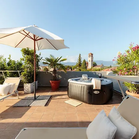 Stylish Retreat Near Historic Center Lucca