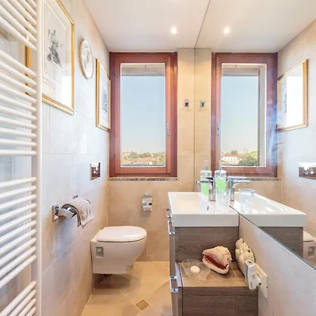 Apartment Stylish Retreat Near Historic Center