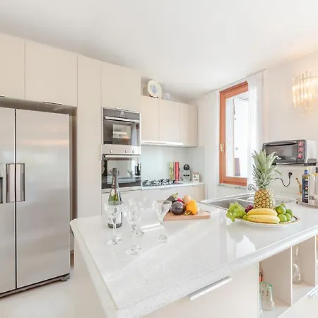 Apartment Stylish Retreat Near Historic Center *