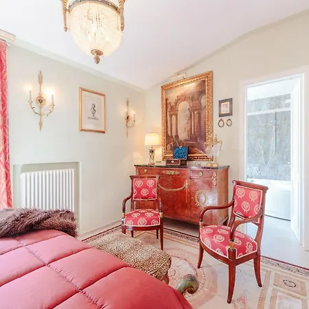 Stylish Retreat Near Historic Center Apartment