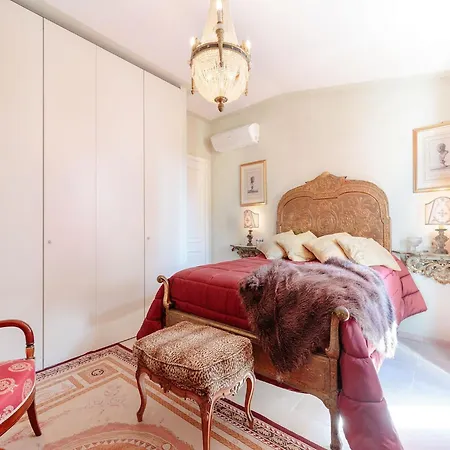 Apartment Stylish Retreat Near Historic Center