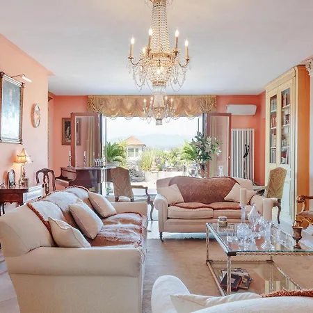 Stylish Retreat Near Historic Center Apartment