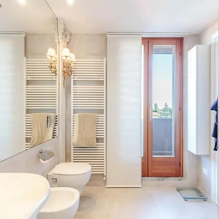 Apartment Stylish Retreat Near Historic Center *