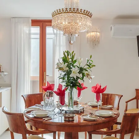 Stylish Retreat Near Historic Center Apartment *