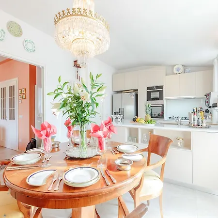 Stylish Retreat Near Historic Center Apartment