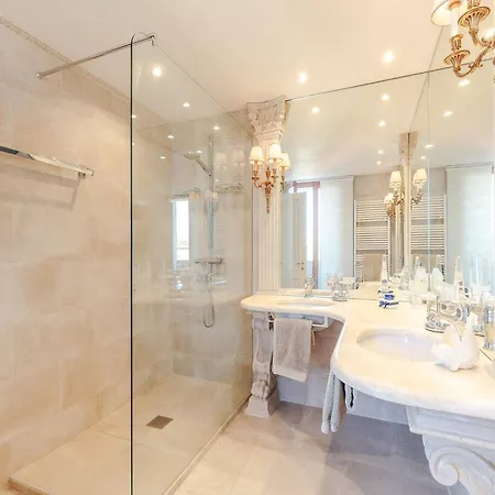 Stylish Retreat Near Historic Center Apartment *