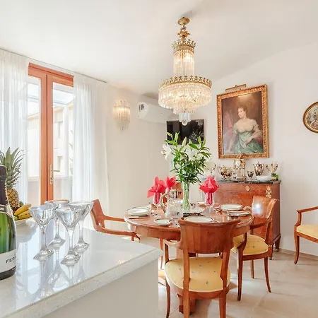 Stylish Retreat Near Historic Center *