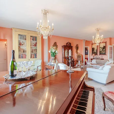 Stylish Retreat Near Historic Center Apartment *