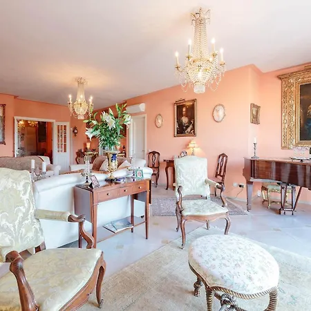 Apartment Stylish Retreat Near Historic Center *